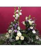Devant de tombes : Devant de tombe en fleurs piquées sur socle hydraté. A partir de 120 €